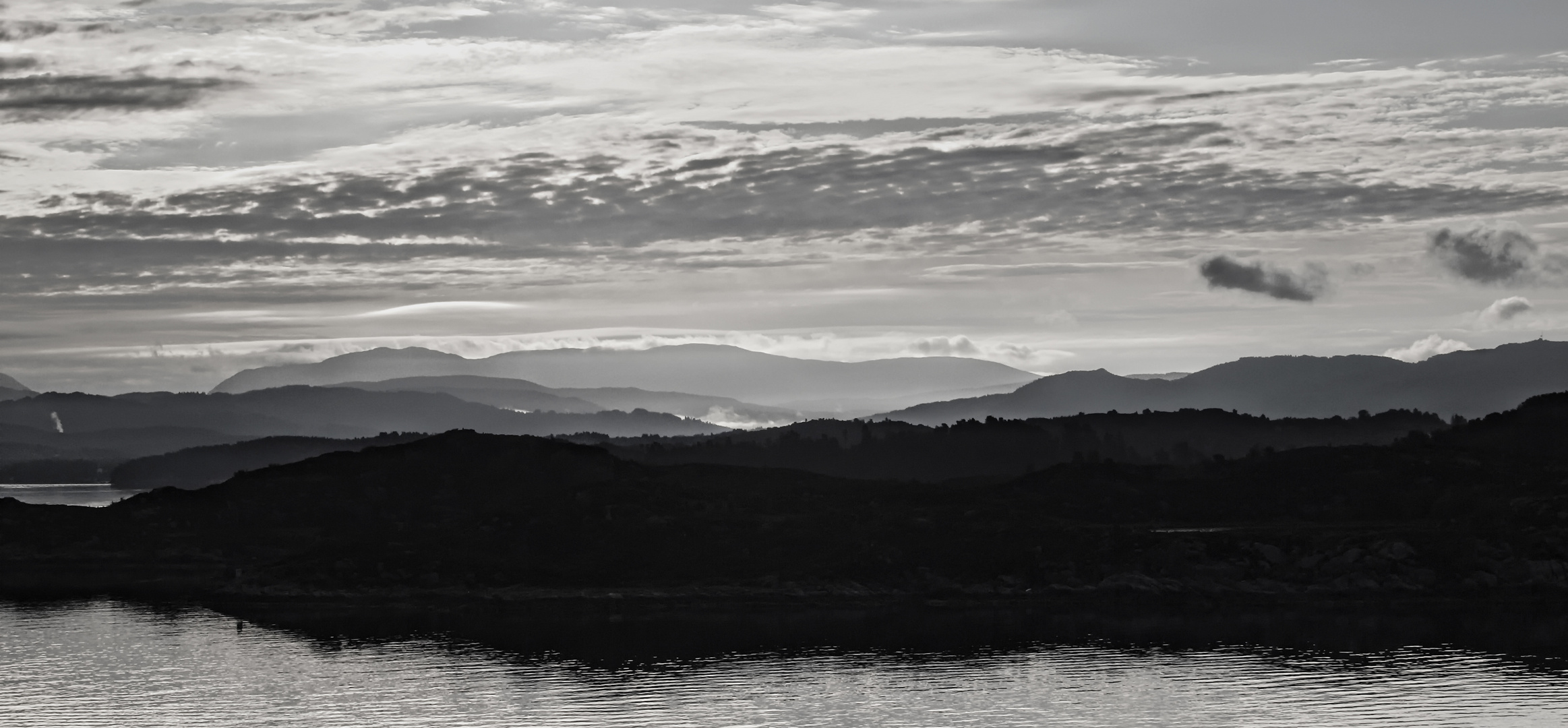 norwegens fjordlanschaft am morgen ..