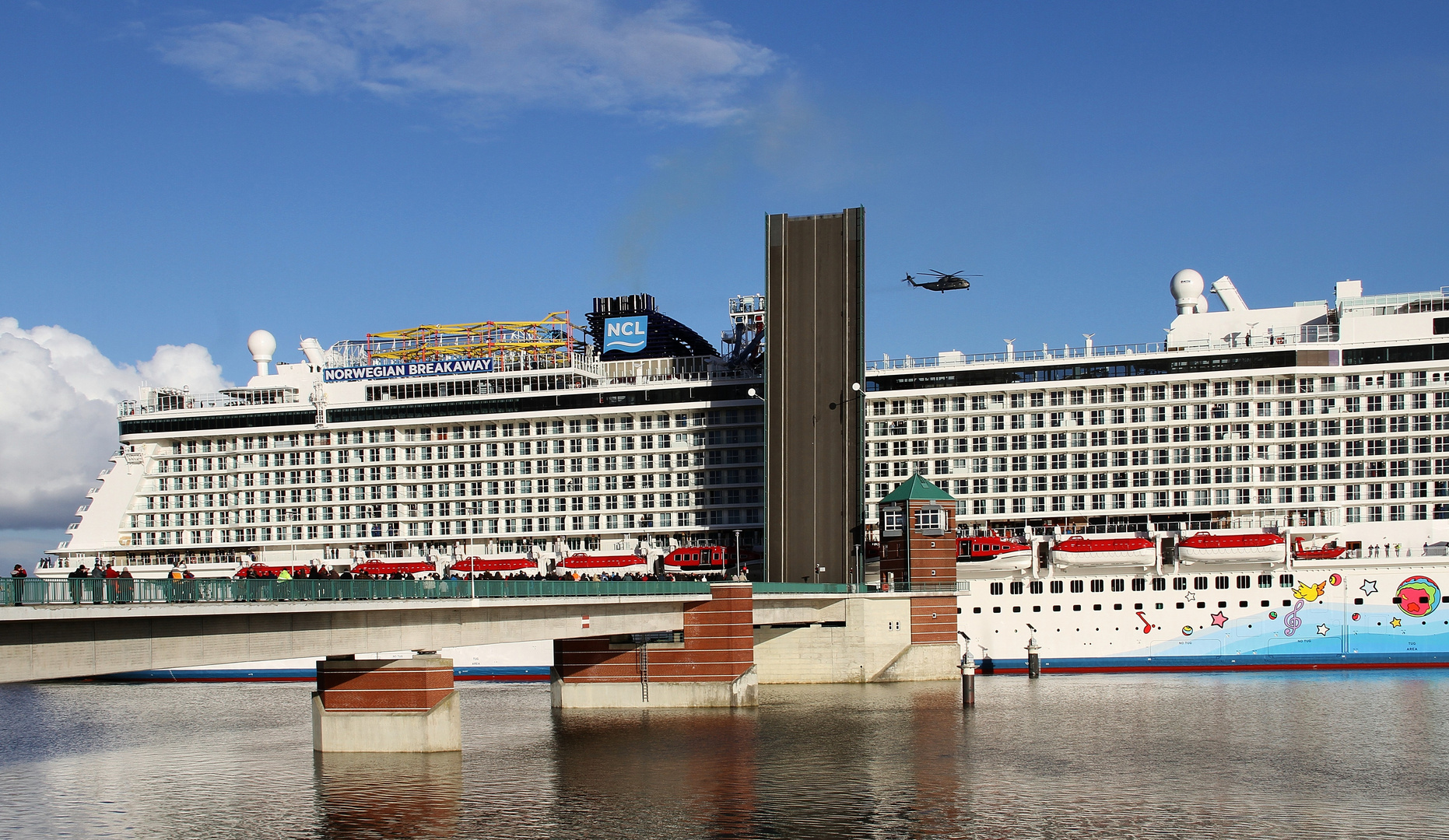 Norwegian Breakaway ... Leer , Jan Berghaus Brücke