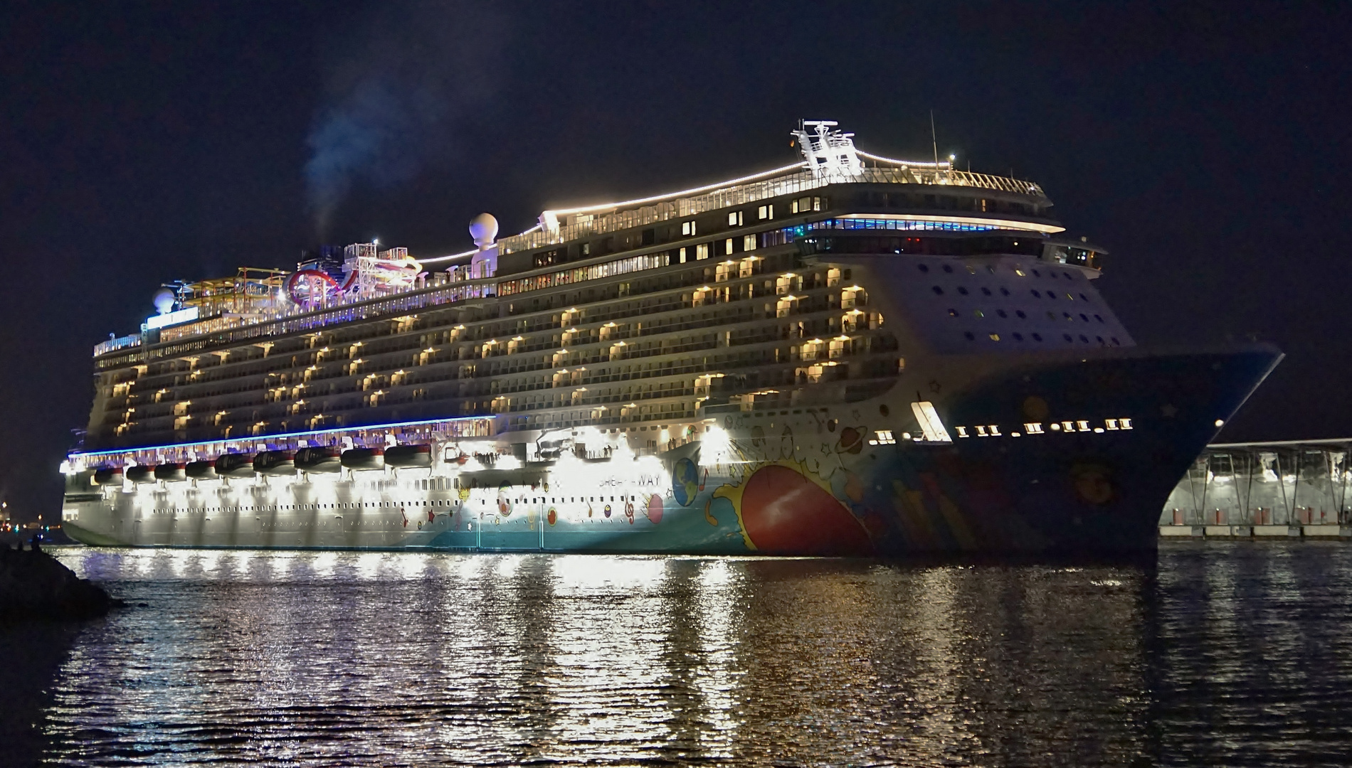 Norwegian Breakaway verläßt Warnemünde im Dunkeln.