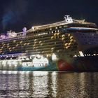 Norwegian Breakaway verläßt Warnemünde im Dunkeln.