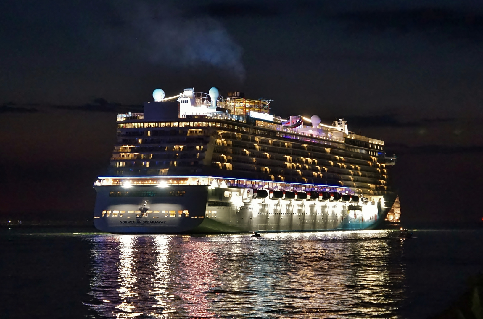 Norwegian Breakaway verläßt Warnemünde im Dunkeln Part II