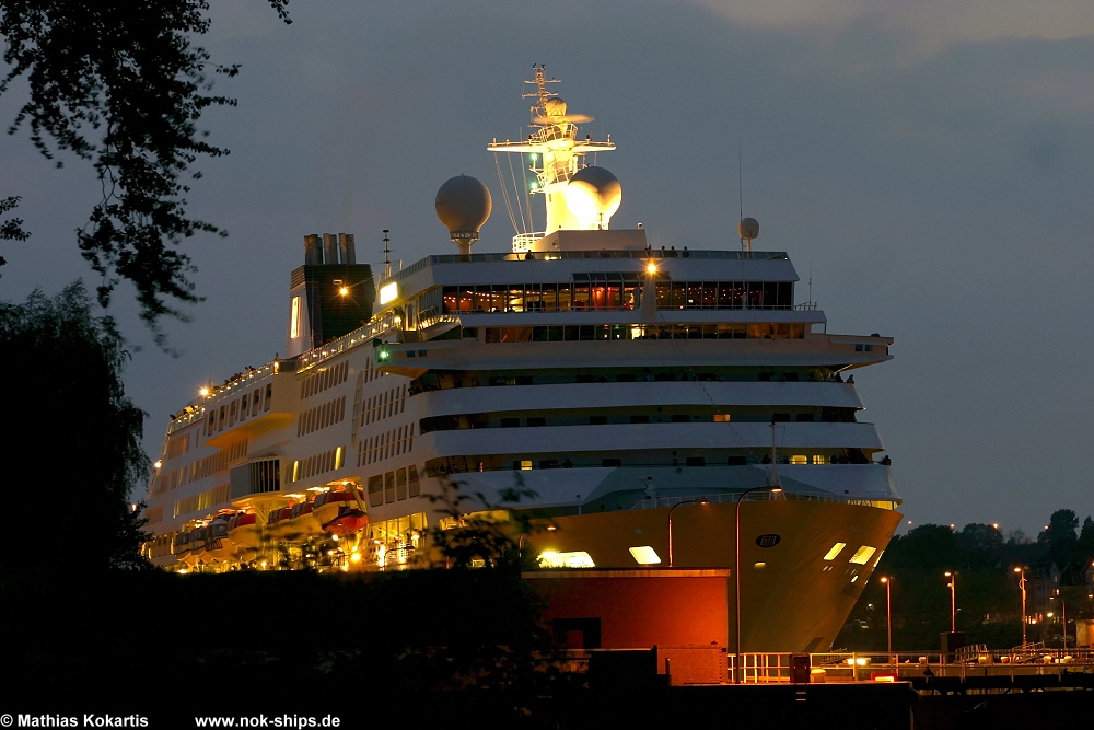 Norwegian Dream beim Schleusungsvorgang in Kiel-Holtenau