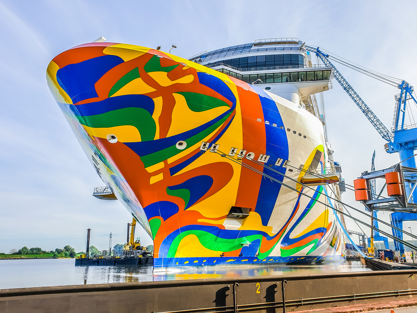 NORWEGIAN ENCORE an der Meyer-werft in Papenburg 