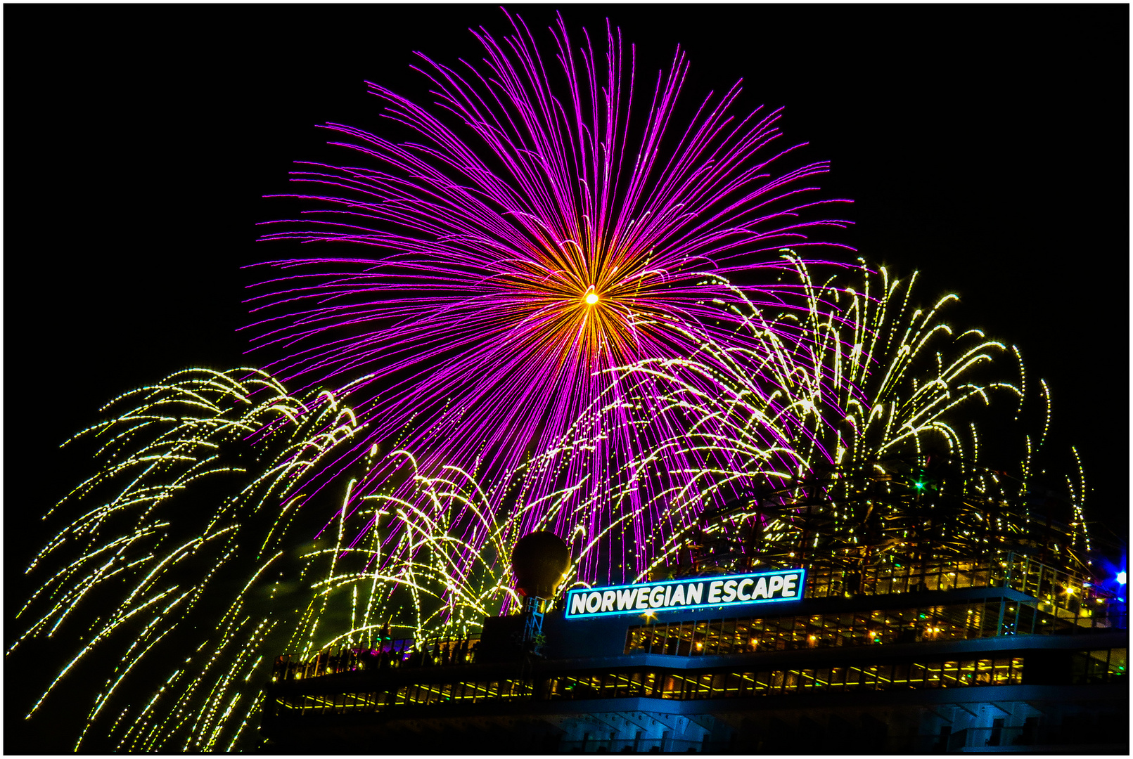 NORWEGIAN ESCAPE "SAIL AWAY-PARTY"  .....  2. Feuerwerk ....