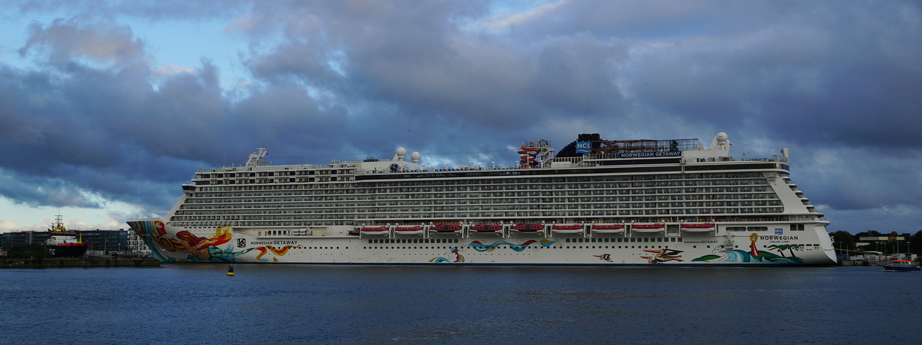 Norwegian Getaway unter dunklen Wolken