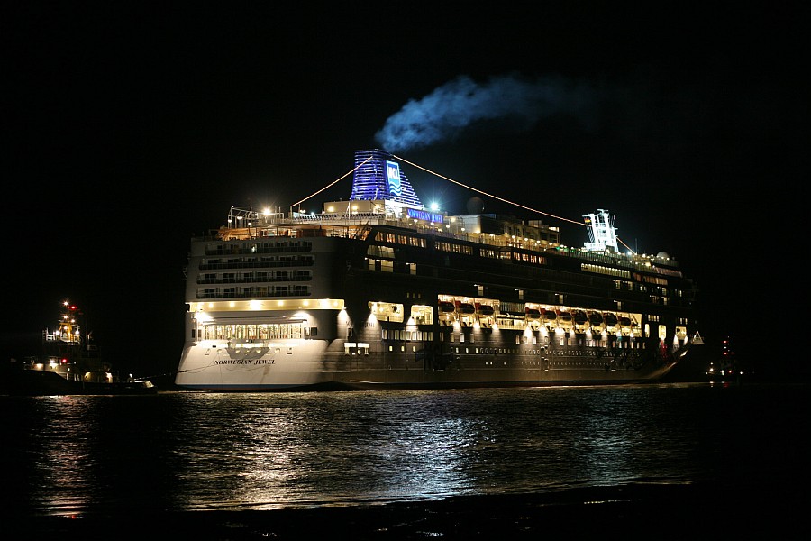 "Norwegian Jewel" at night