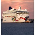 Norwegian Jewel beim Sonnenaufgang