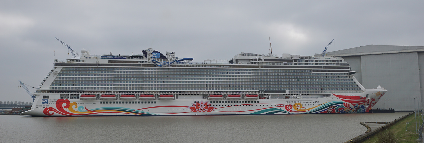 Norwegian Joy im Becken der Meyer Werft