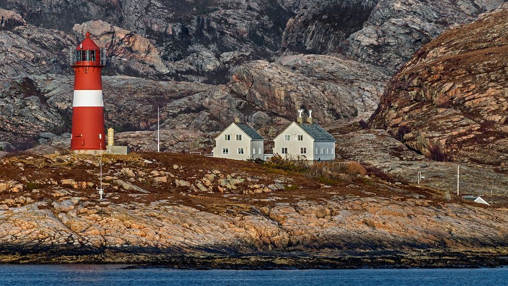 NORWEGIAN LIGHTHOUSE (2)