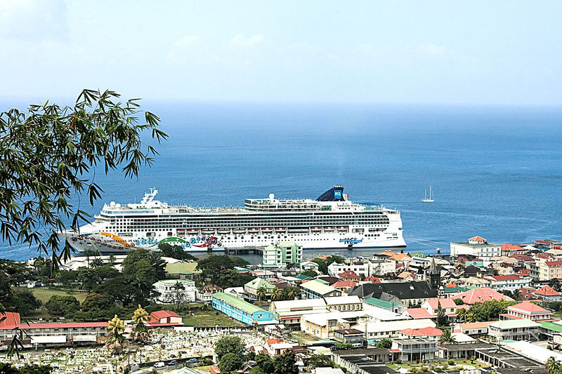 Norwegian Pearl im Hafen von Dominica