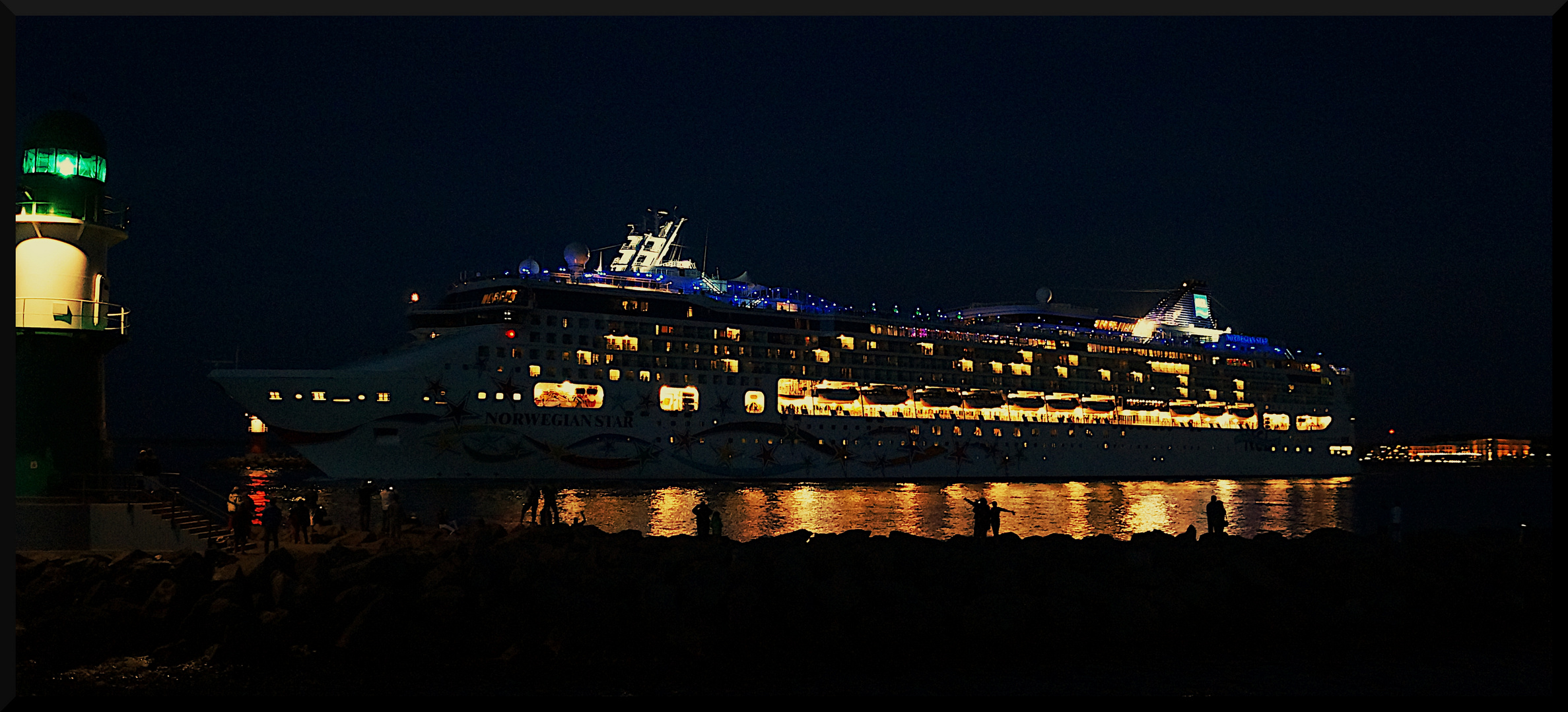 Norwegian Star verläßt Warnemünde