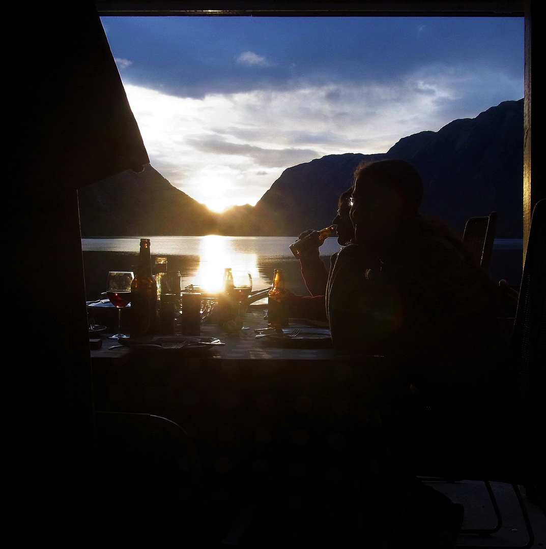 Norwegische Abendbrotidylle am Fjord