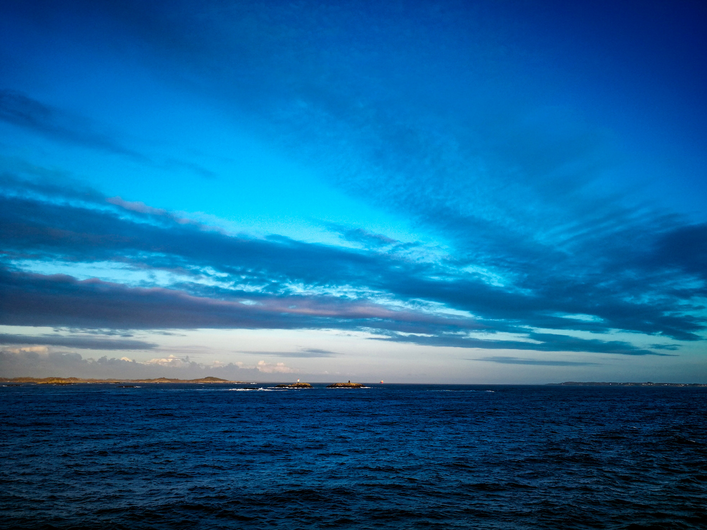 Norwegische Küste in blau 