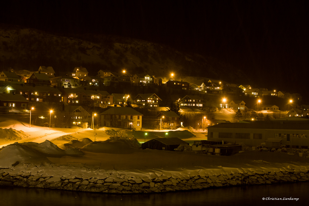 Norwegische Stadt im Schnee bei Nacht