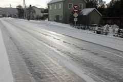 Norwegischer Standardstraßenbelag im Winter