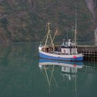 norwegisches Fischerboot gespiegelt im Fjord