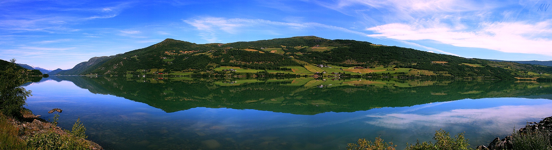 Norwegisches Spiegelsee-Panorama