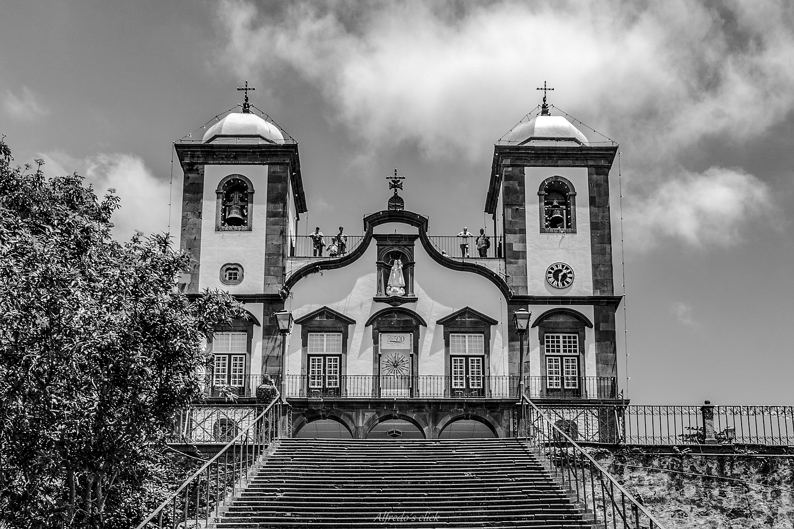 Nossa Senhora do Monte ist eine katholische Wallfahrtskirche in Monte auf Madeira.