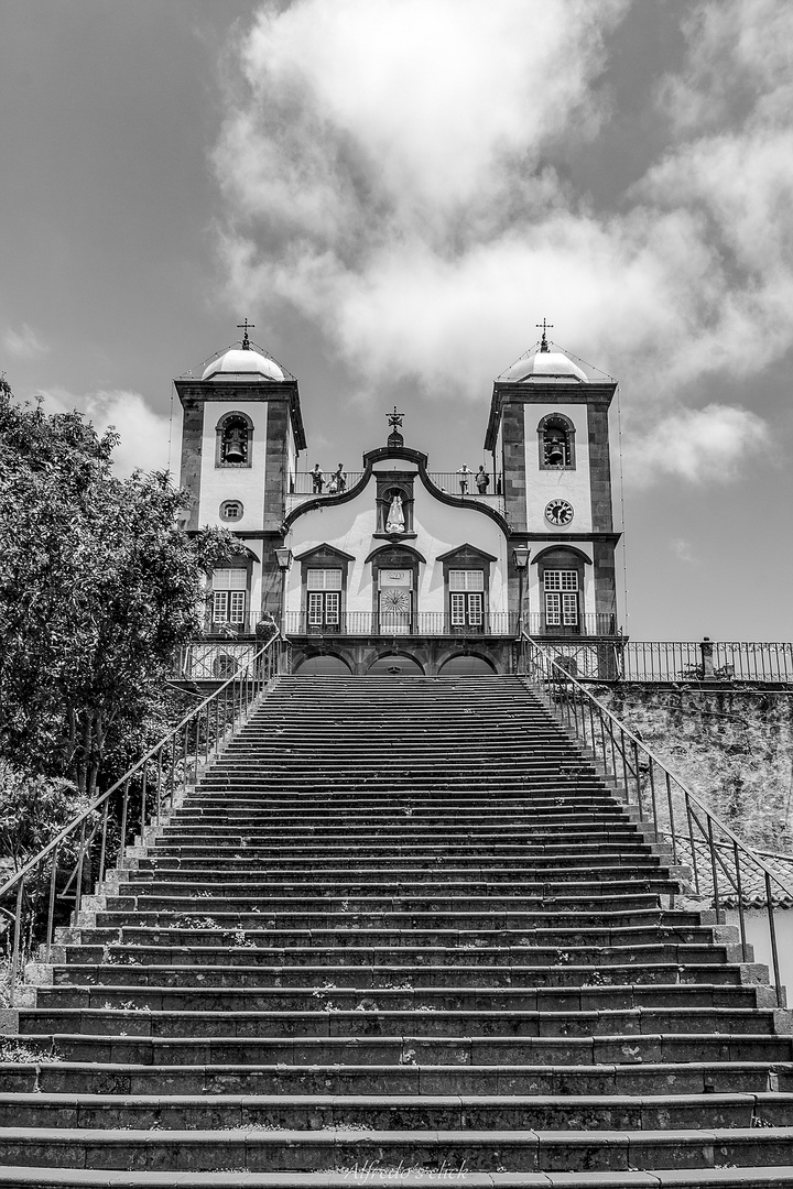 Nossa Senhora do Monte ist eine katholische Wallfahrtskirche in Monte auf Madeira.