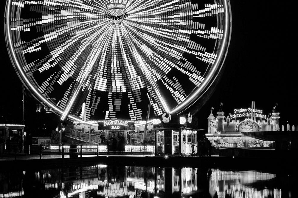 Nostalgia wheel at night