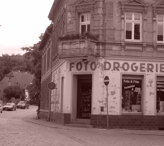 Nostalgic or modern "Foto-Drogerie" in a small quarter of Berlin (Berlin-Sepia-Projekt - Pic. 023)