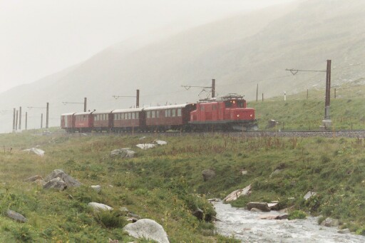 Nostalgie-Glacier-Express an der jungen Oberalpreuss