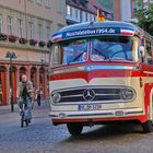 Nostalgiebus hält in Heidelberg