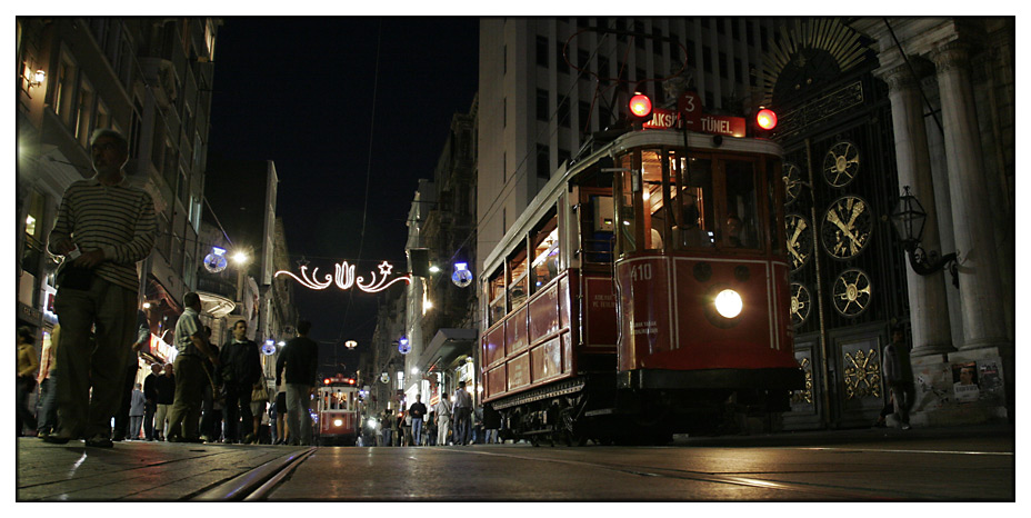 Nostalgische Tram auf der Istiklal Caddesie in Istanbul