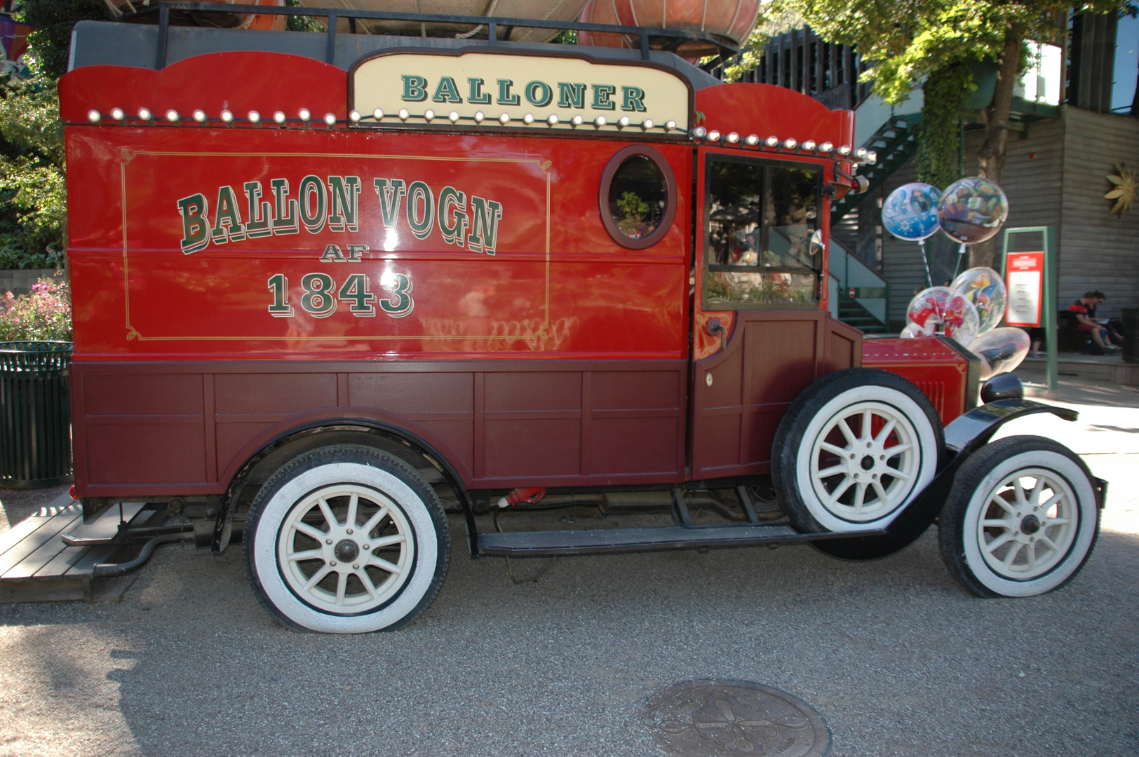 Nostalgischer Ballonwagen im Tivoli, Kopenhagen