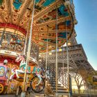 Nostalgisches Kinderkarussel am Eiffelturm in Paris - HDR