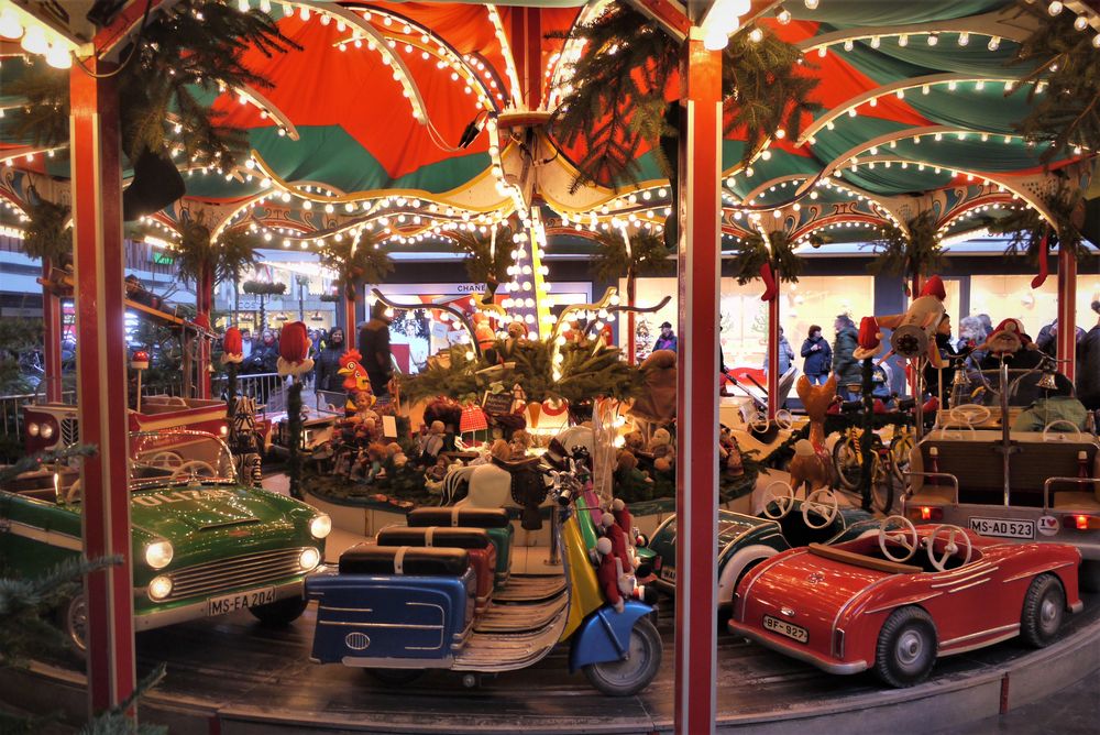 nostalgisches Kinderkarussell auf dem Weihnachtsmarkt in Münster Foto