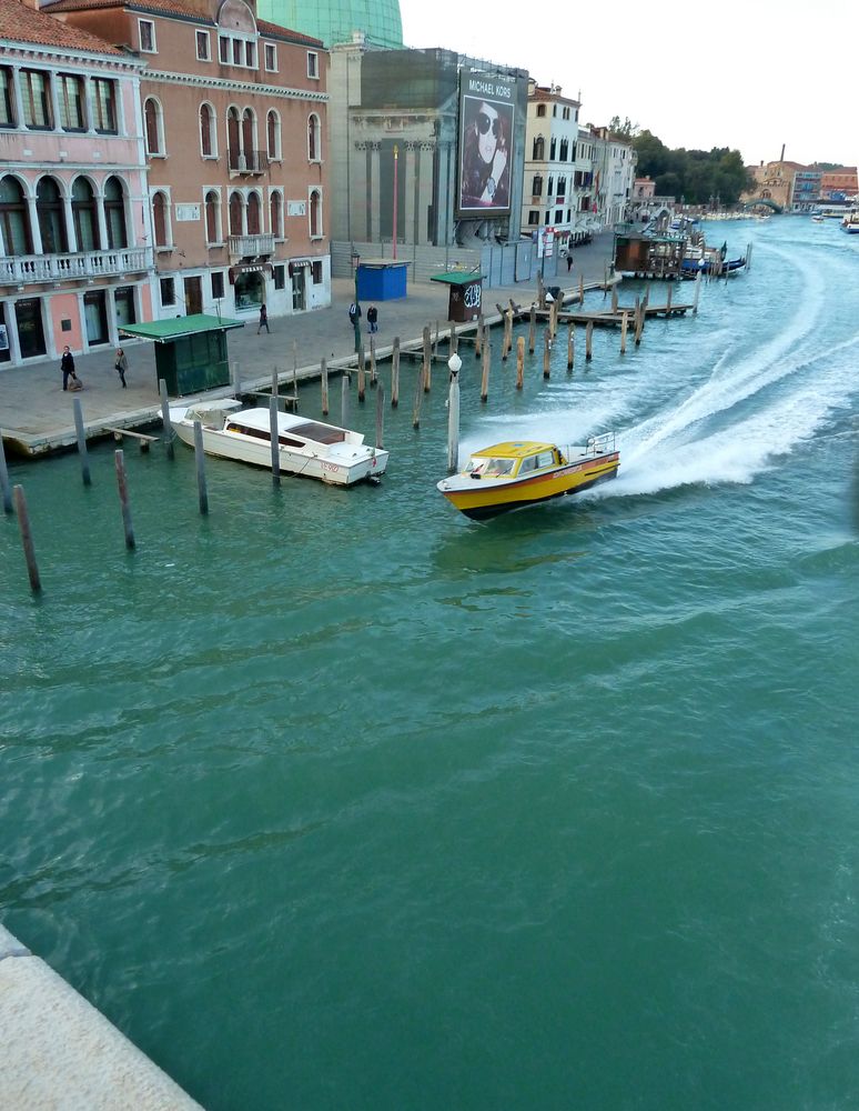 Notarzt-Einsatz mit Alarm auf dem Canale Grande