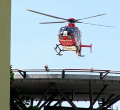 Notarzt-Helikopter über der Helios-Klinik Erfurt