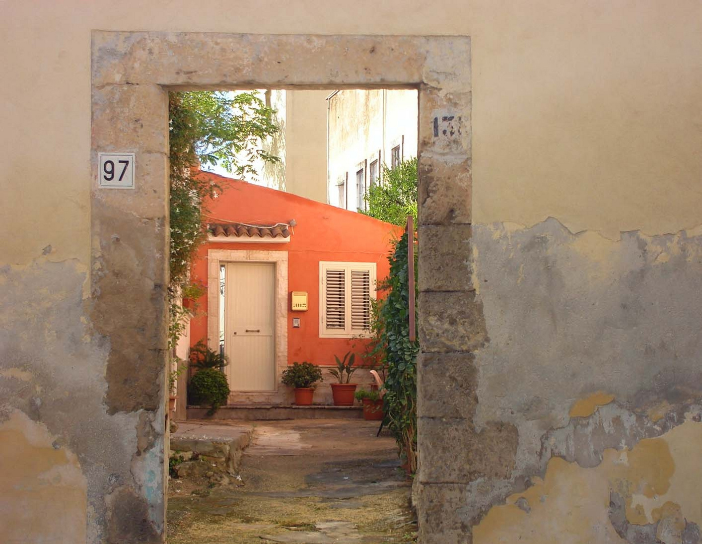 Noto Sicilia . Casetta nel cortile Noto Sicily The small house in the courtyard