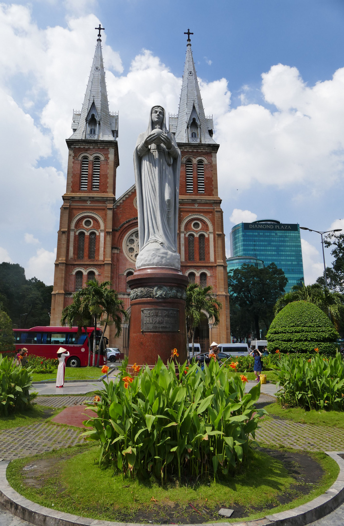 ...Notre Dame  Basilika Saigon... 