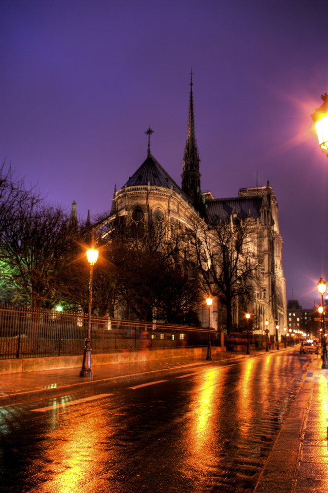 Notre Dame bei Nacht