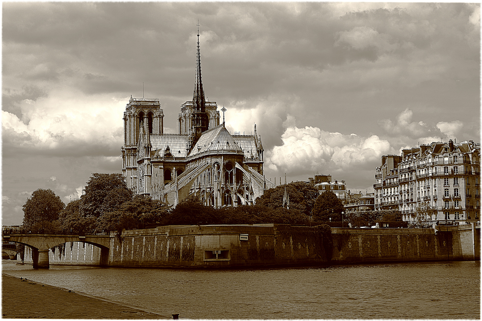 NOTRE DAME DE PARIS