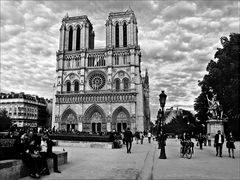 Notre dame de Paris .