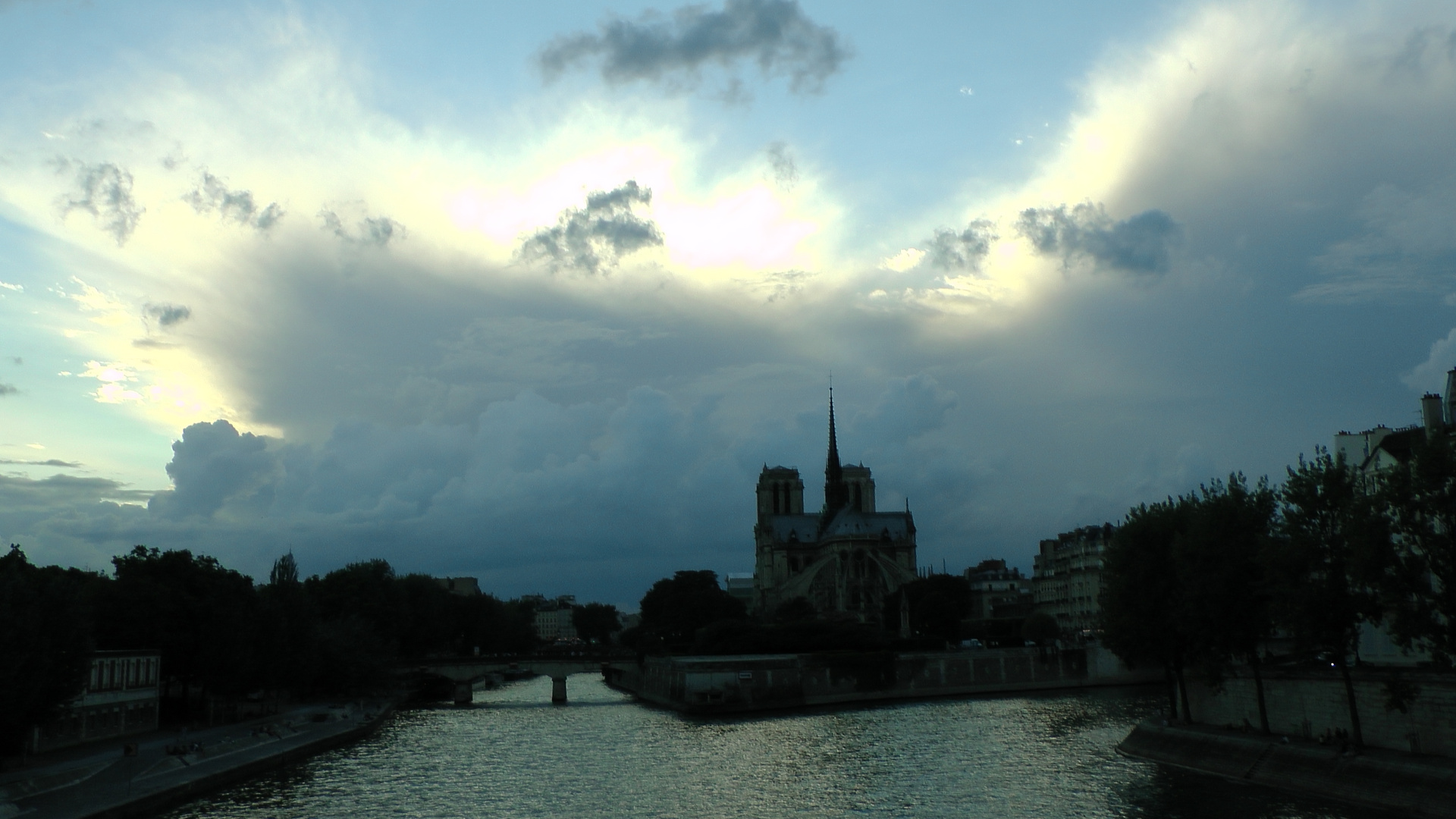 Notre Dame de Paris vor Wolken im Gegenlicht