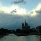 Notre Dame de Paris vor Wolken im Gegenlicht