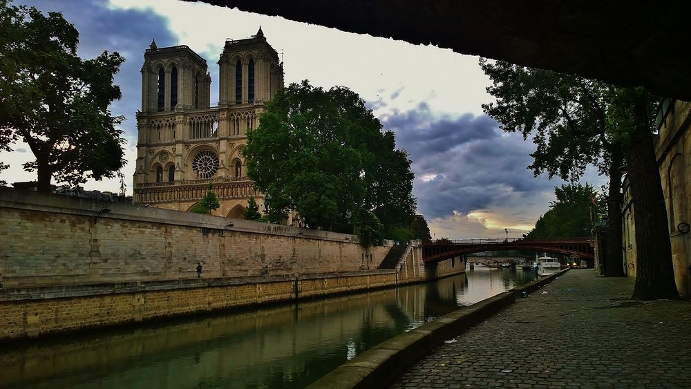 Notre Dame di mattina presto