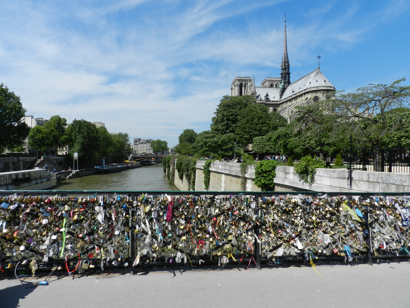 Notre Dame et le pont des amoureux ! des cadenas à profusion !