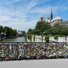 Notre Dame et le pont des amoureux ! des cadenas à profusion !