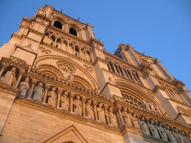 Notre Dame im goldenen Sonnenlicht