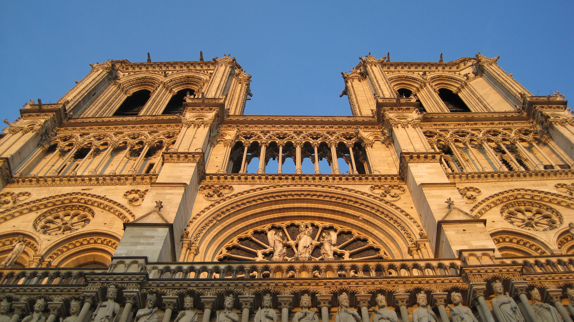 Notre Dame im Sonnenuntergang