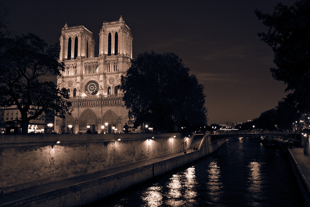 Notre Dame in der Dämmerung