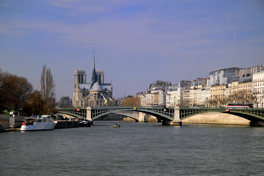 Notre-Dame mit Brücke