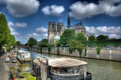 Notre Dame mit Schäfchenwolken