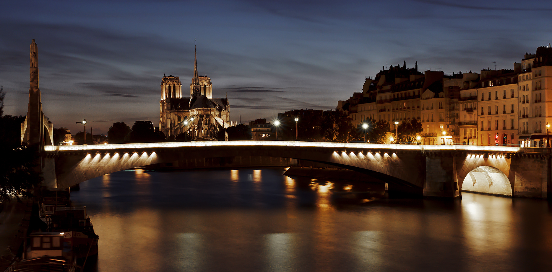 Notre Dame nach Sonnenuntergang