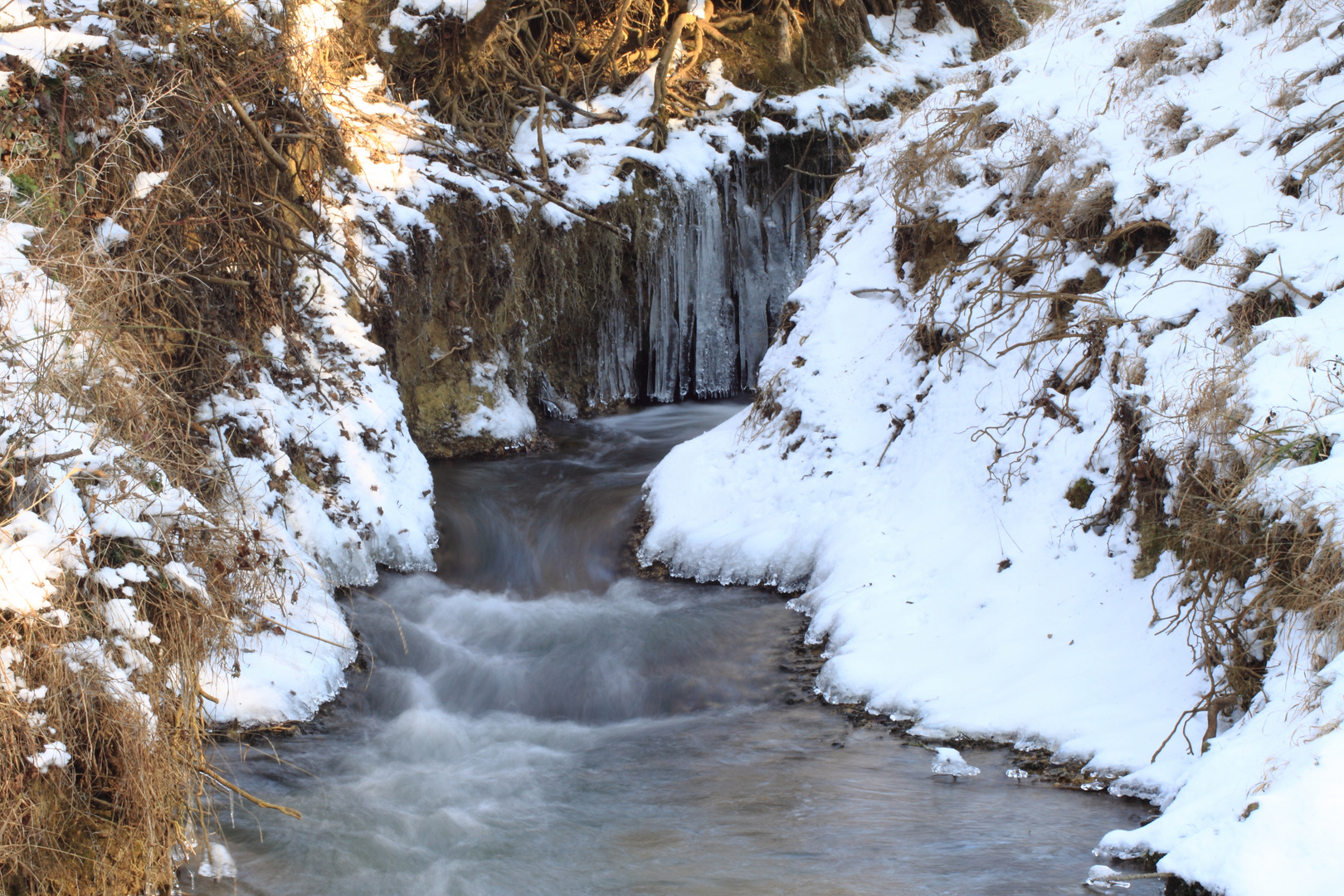 Notre petite rivière est bien belle sous la neige et la glace